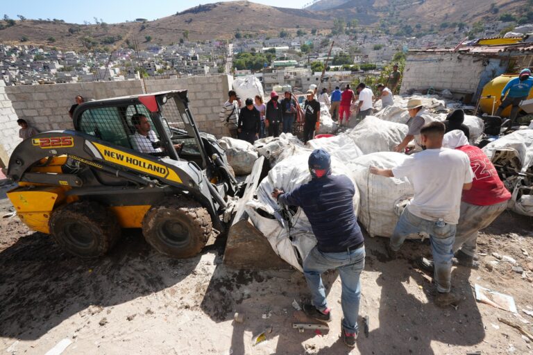 Retiran 41 toneladas de basura en el oriente de Tlalnepantla con operativo interinstitucional Retiran 41 toneladas de basura en el oriente de Tlalnepantla con operativo interinstitucional