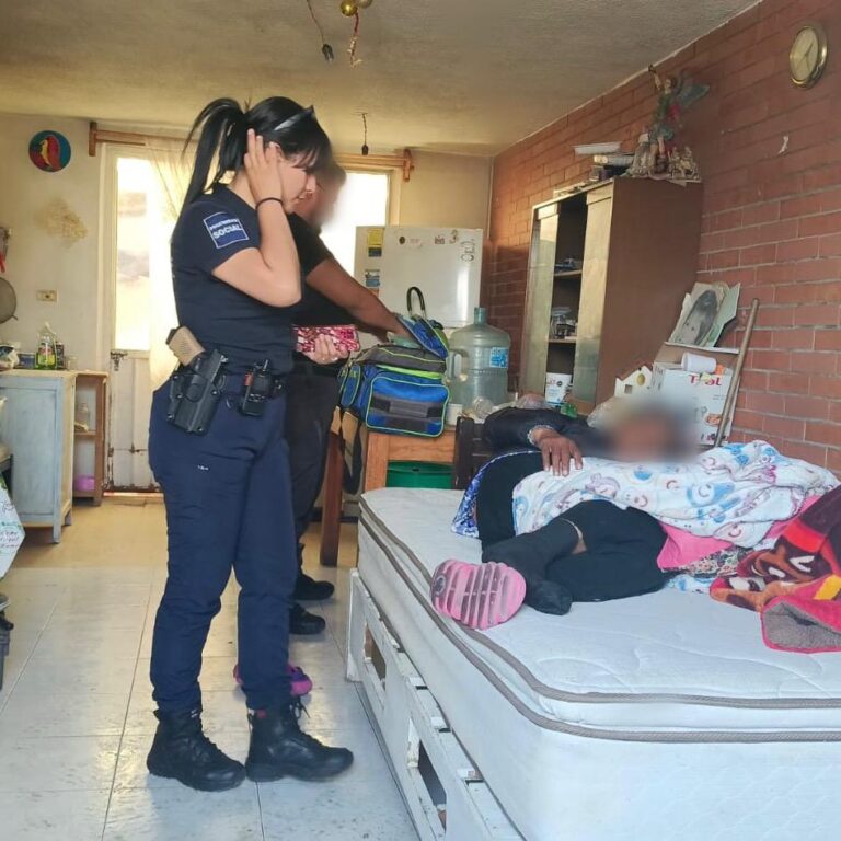 Rescatan a adulta mayor en abandono y la trasladan a albergue en Ecatepec Rescatan a adulta mayor en abandono y la trasladan a albergue en Ecatepec