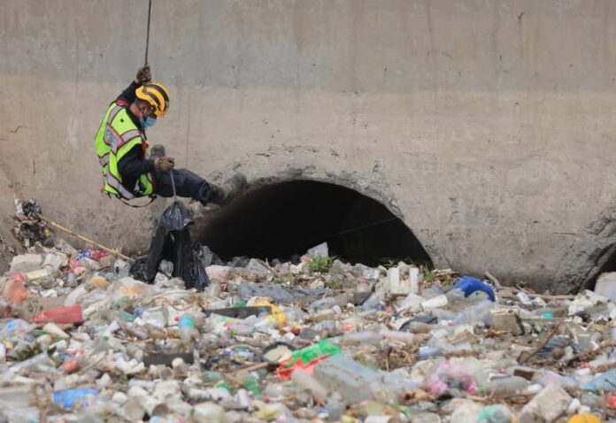 Madres buscadoras y autoridades realizan rastreo en canal de Ecatepec; retiran 22 toneladas de basura