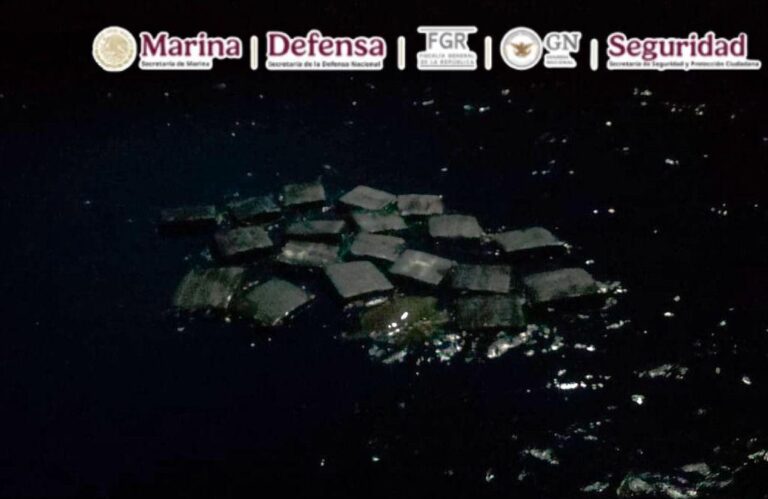 Marina asegura cerca de dos toneladas de presunta cocaína frente a costas de Guerrero