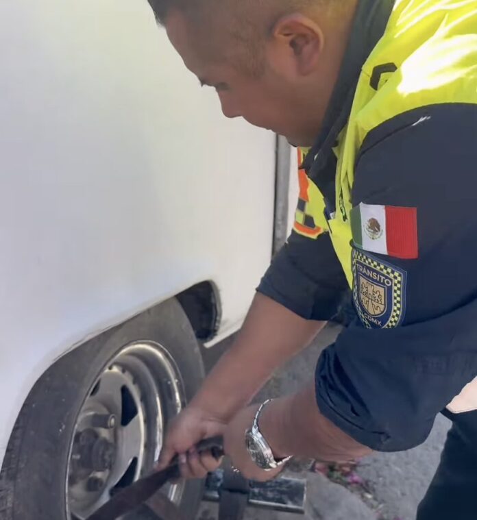 Retiran cinco vehículos abandonados en Álvaro Obregón; refuerzan operativos en tres colonias