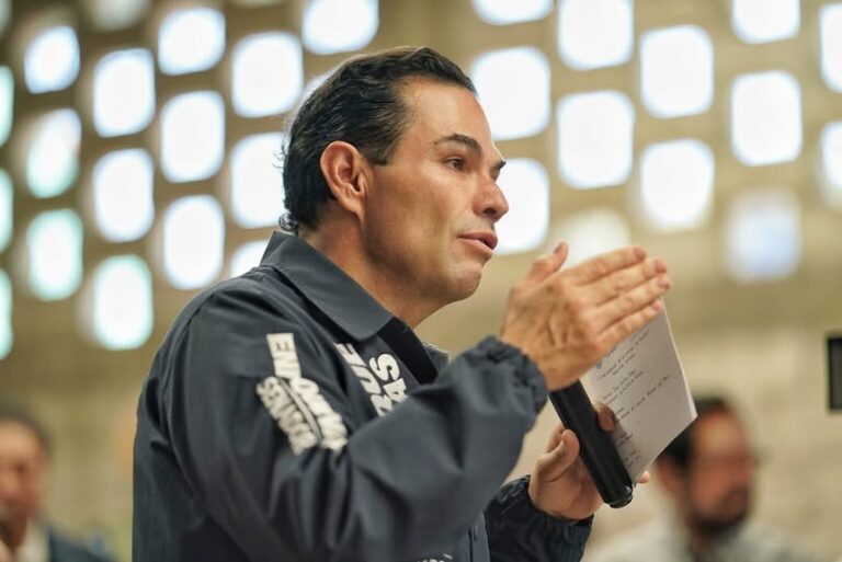 Proponen endurecer penas por delitos en transporte público; iniciativa busca frenar robos y violencia en combis, taxis y autobuses