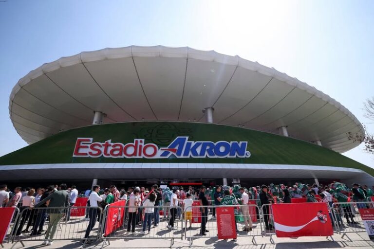 🏆 Aficionados encuentran alivio en la visita del trofeo del Mundial 2026 en Jalisco