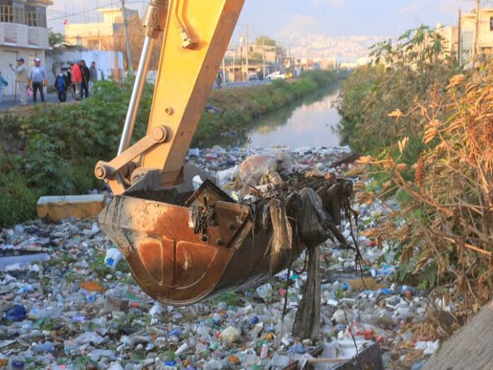 Retiran decenas de toneladas de basura del canal Cartagena en Ecatepec para prevenir inundaciones