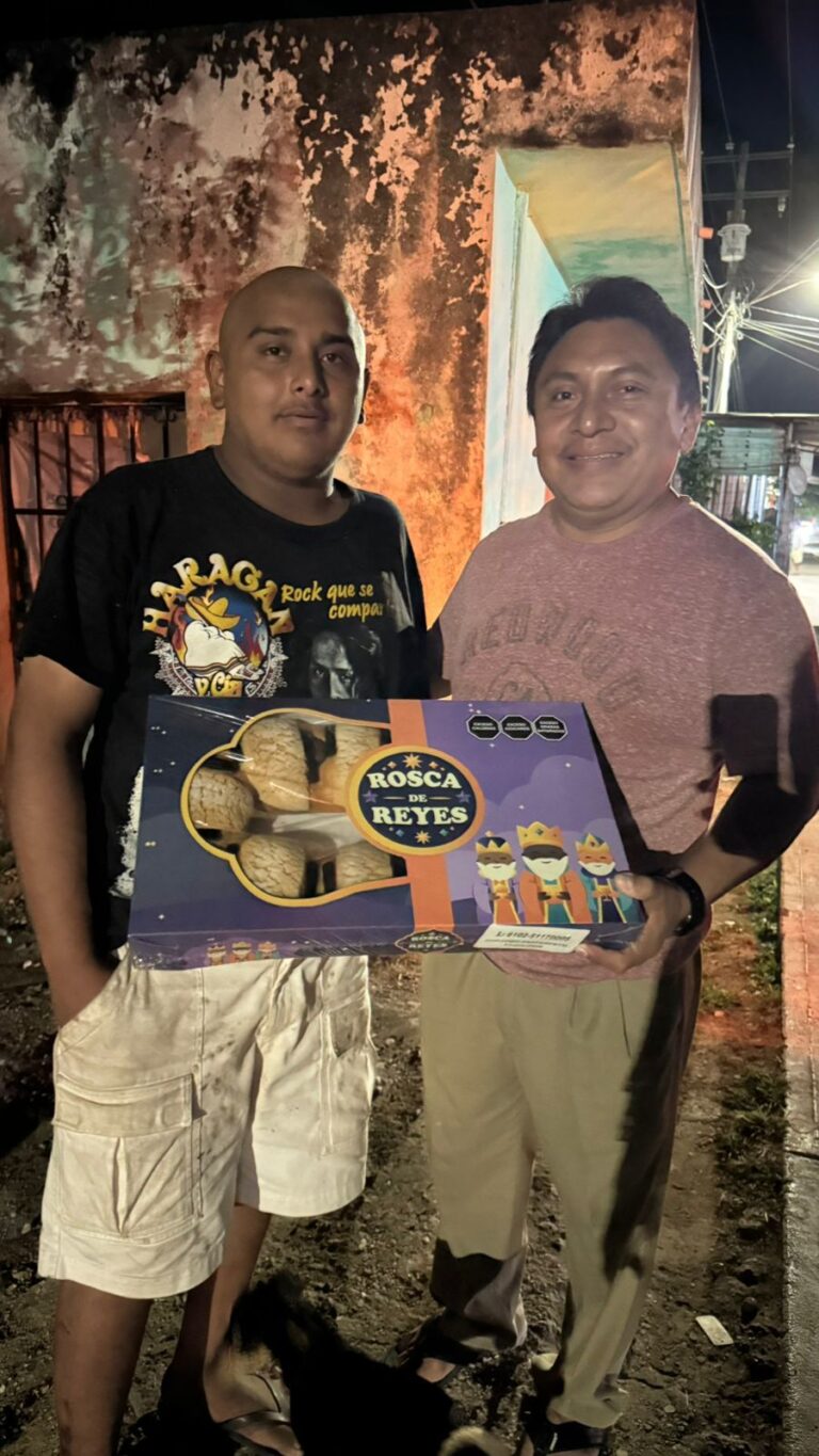 Vicente de Jesús Franco Reyes entrega roscas de Reyes para preservar las tradiciones a portomorelenses
