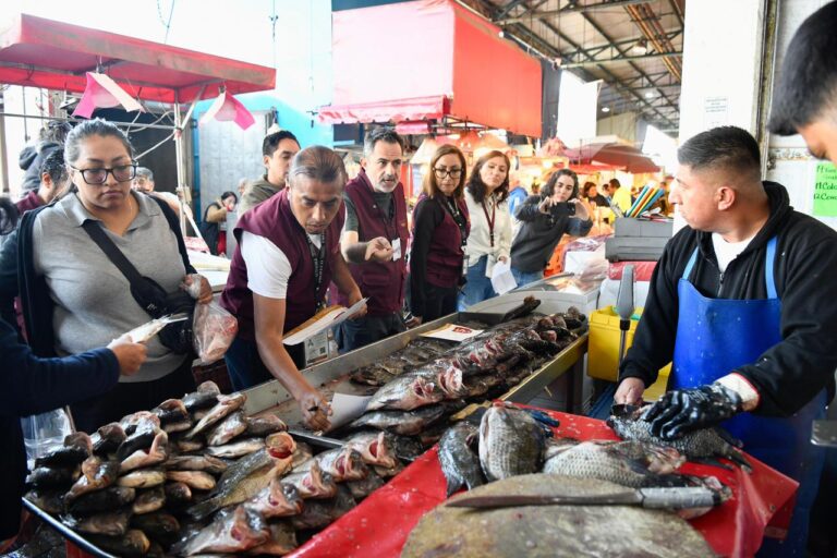 Profeco vigila precios de pescados y mariscos en La Nueva Viga durante operativo de Cuaresma 2026