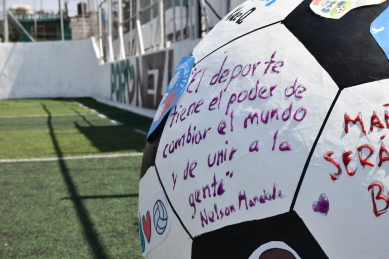 Niñas y niños con discapacidad crean el “Balón de la Paz” en Nezahualcóyotl para promover inclusión y deporte
