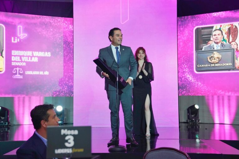 Reconocen a Enrique Vargas como Legislador del Año