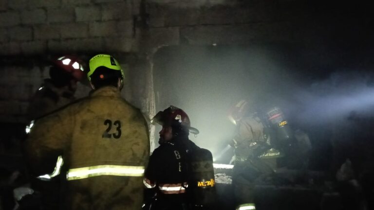 Incendio en taller clandestino de guantes en Ecatepec moviliza a bomberos; rescatan mascotas