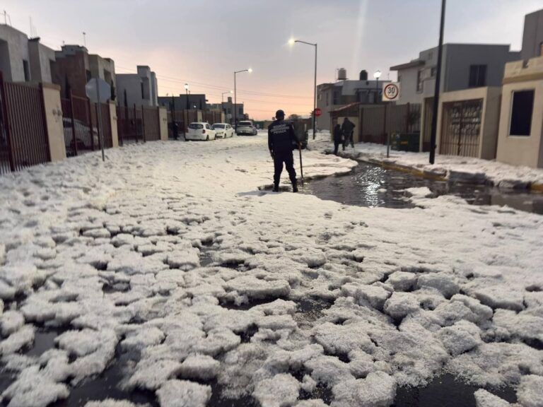 Fuerte granizada cubre de blanco a Tecámac; vecinos y autoridades apoyan en labores de limpieza