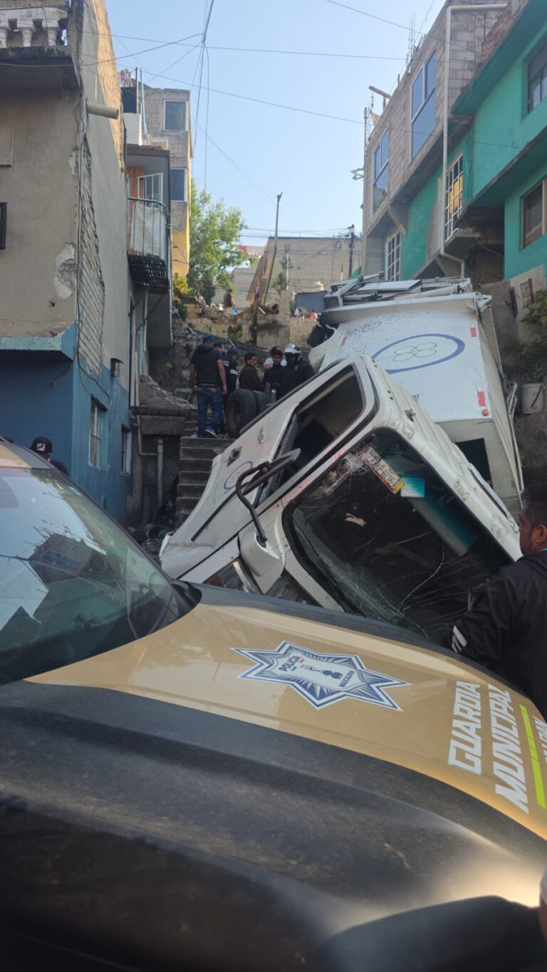 🔴 ÚLTIMA HORA: Terror en Naucalpan, camión sin frenos se vuelca en San Mateo Nopala