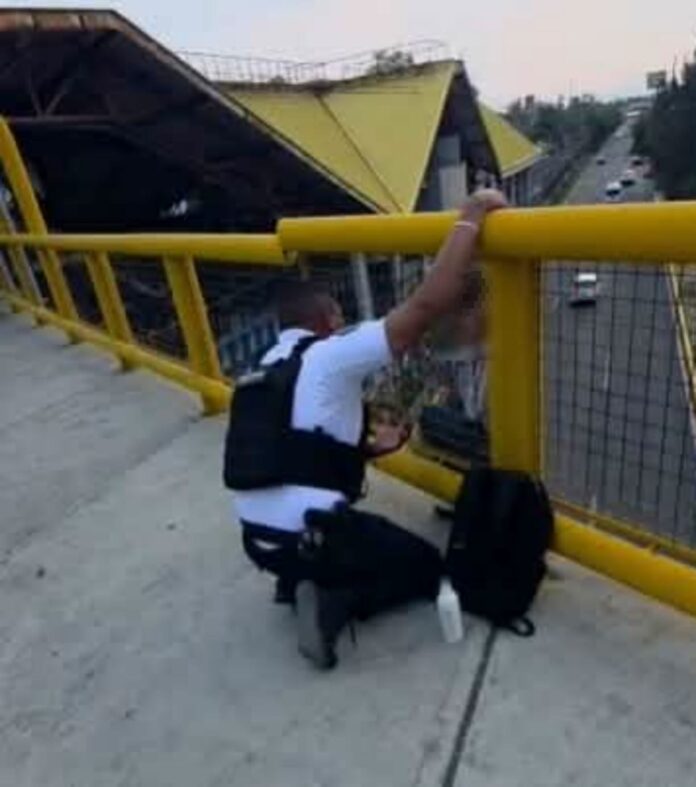 Policías evitan intento de suicidio en Nezahualcóyotl; activan protocolo en puente del Metro