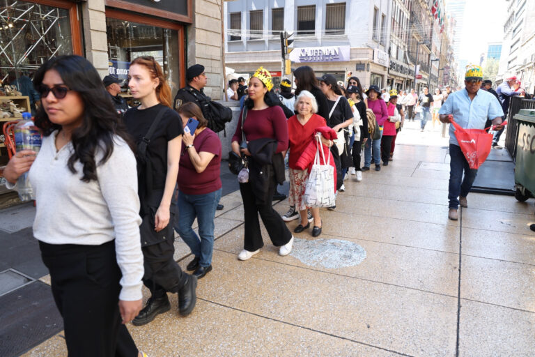 🎤Miles ya esperan a Shakira en el Zócalo 🎤Miles ya esperan a Shakira en el Zócalo