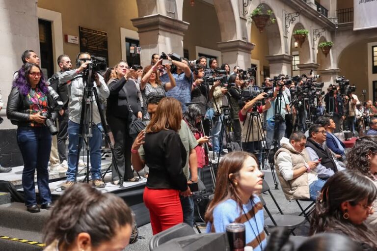 Edomex propone blindaje estructural a periodistas: iniciativa incluye salud, becas y protección integral