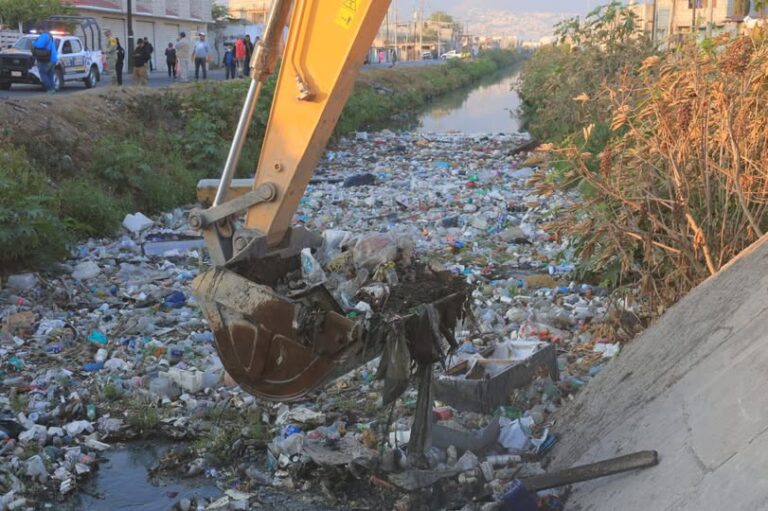 Retiran más de 1,500 toneladas de basura del canal Cartagena en Ecatepec; buscan evitar inundaciones y delitos