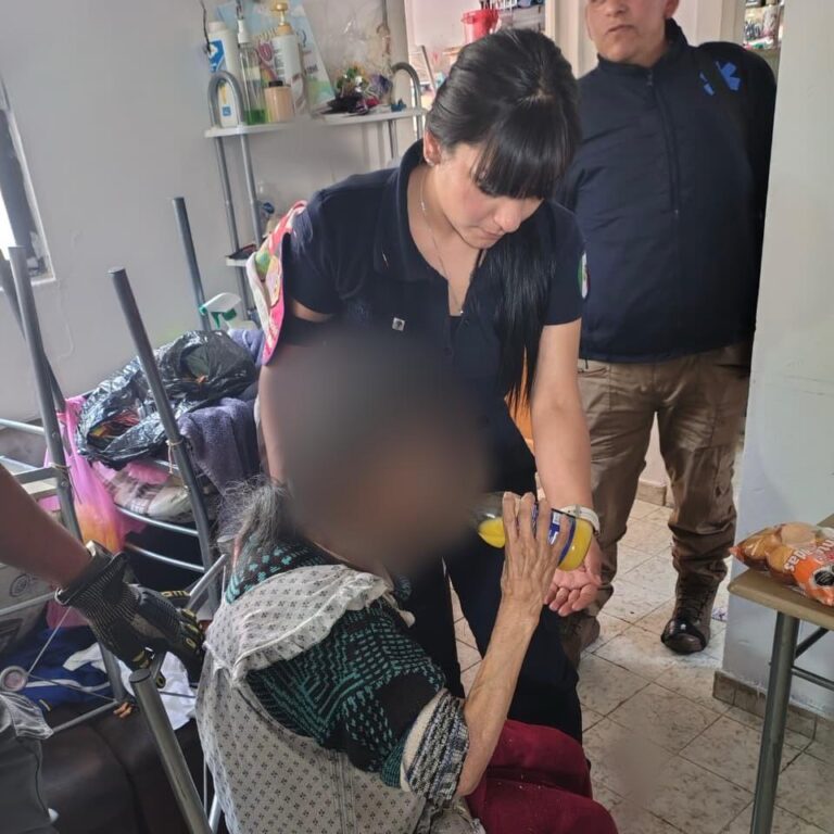 Rescatan a adulta mayor abandonada y desnutrida en Ecatepec