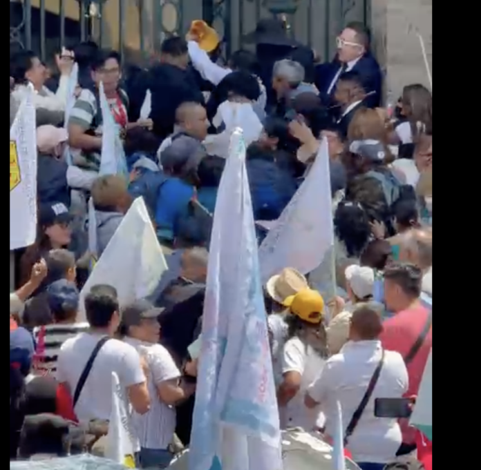 Protesta escala en el Congreso CDMX; irrupción provoca daños y suspende sesión