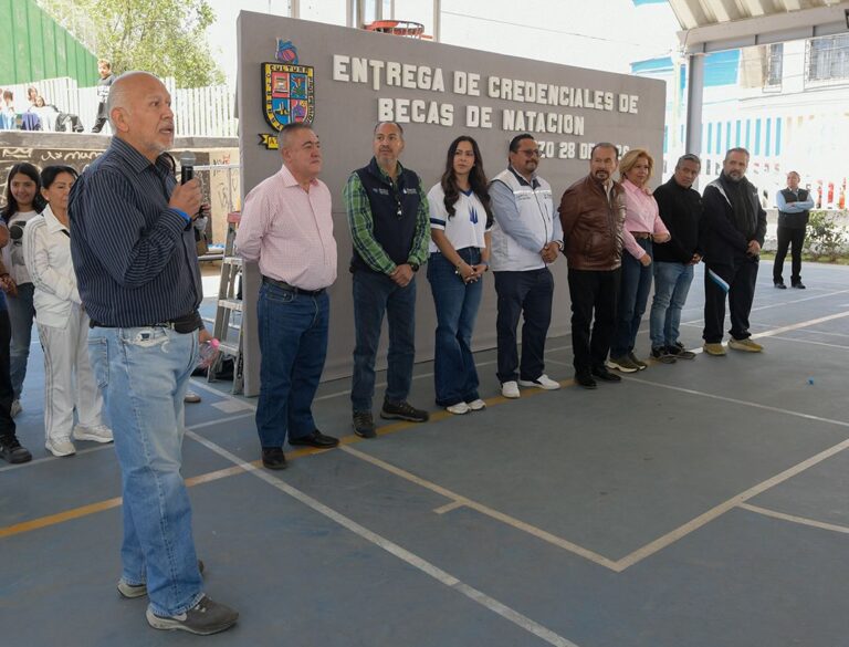 Atizapán entrega 600 becas para clases de natación; buscan impulsar deporte entre jóvenes