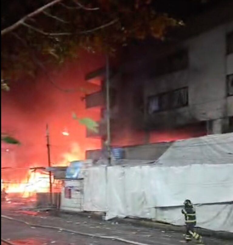 Incendio en Mercado Sonora exhibe riesgos por materiales inflamables e informalidad en vía pública