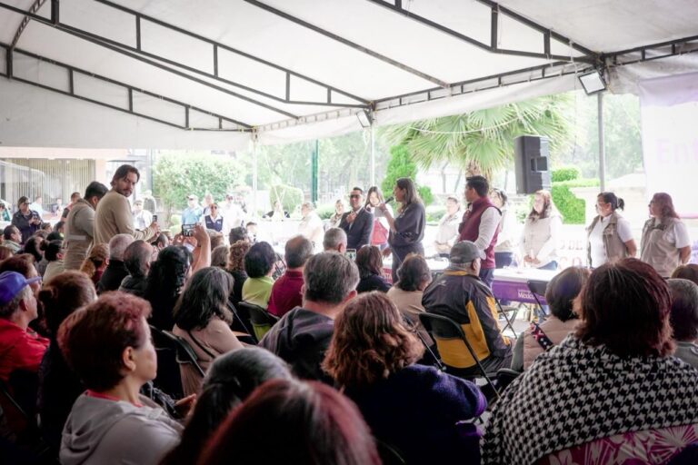 Entregan 850 tarjetas de pensión en Azcapotzalco; refuerzan apoyo a mujeres y adultos mayores