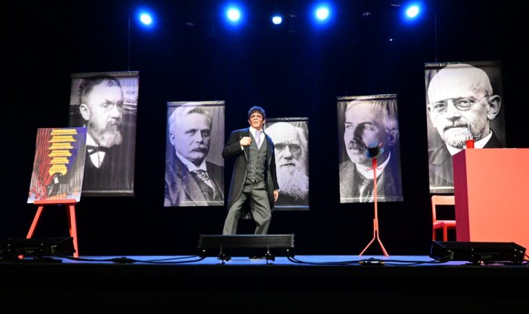 El escenario es un espacio para cuestionarnos como sociedad: Claudia Curiel