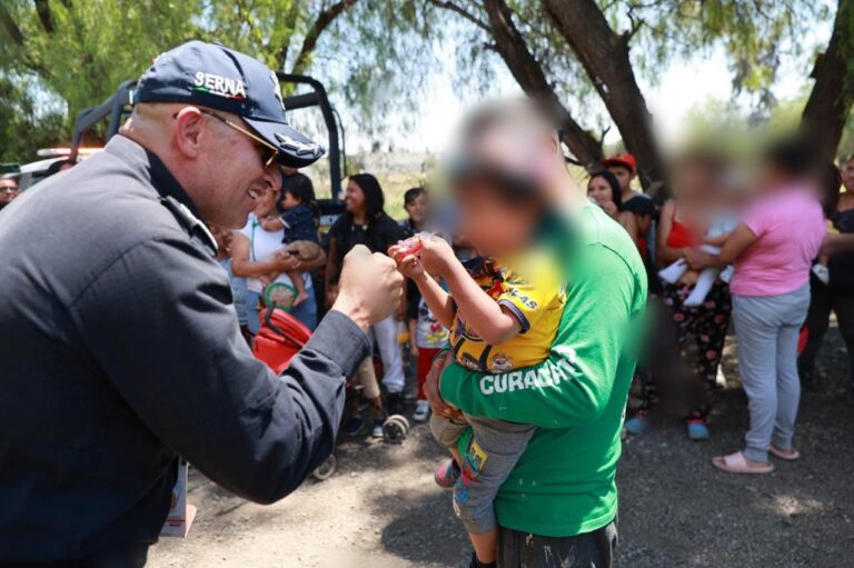 Policías y marinos recorren zonas altas de Ecatepec para entregar juguetes en Día del Niño