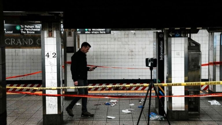 Agresor del metro de Nueva York decía que era Lucifer antes de ser abatido, afirma la policía