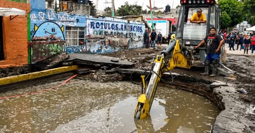 Mega fuga de agua en Iztapalapa provoca anegaciones; reparan línea que abastece a miles de habitantes