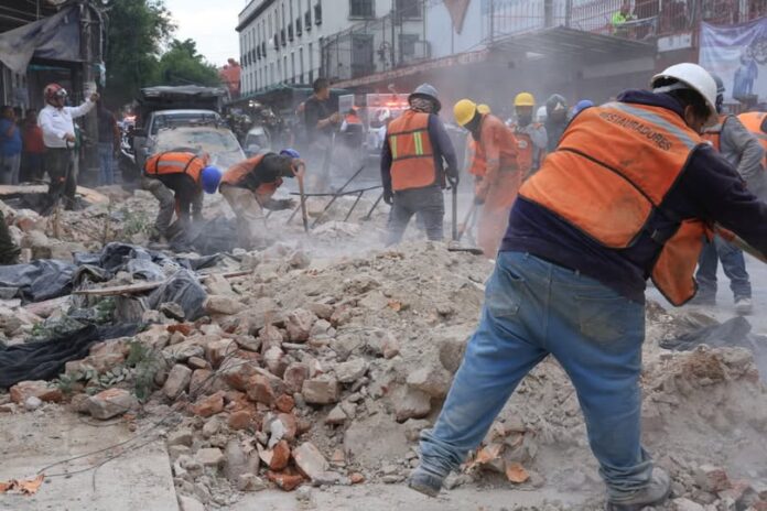Desplome de fachada sobre microbús deja cuatro lesionados en el Centro de la CDMX