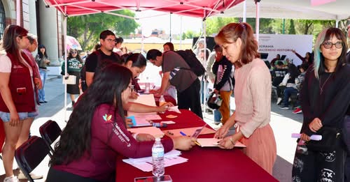 Entregan primeros apoyos económicos a estudiantes de nivel superior en Tlalnepantla