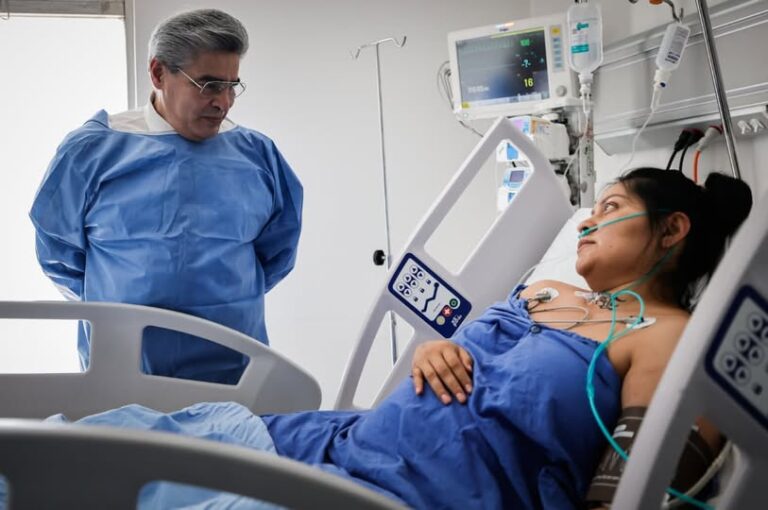 Médicos del ISSSTE salvan a mujer embarazada y a su bebé tras hemorragia obstétrica de alto riesgo