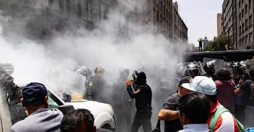 CNTE instala plantón indefinido en el Centro Histórico tras choque con policías en CDMX CNTE instala plantón indefinido en el Centro Histórico tras choque con policías en CDMX