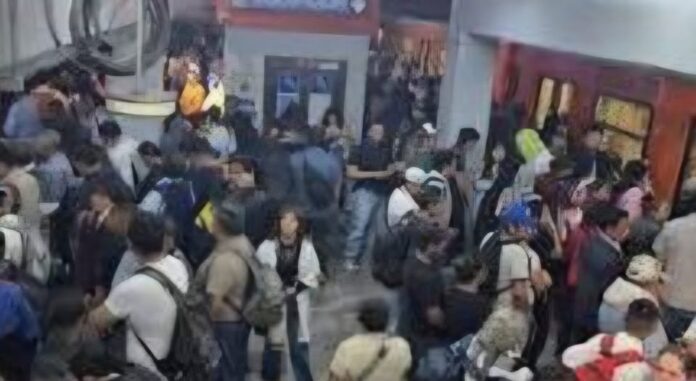 Línea 2 del Metro colapsa con largas filas en todas su estaciones