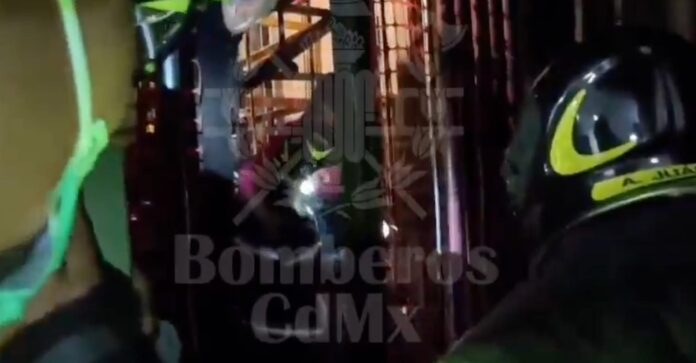 Bomberos rescatan a cuatro personas atrapadas en elevador de la Torre Latinoamericana