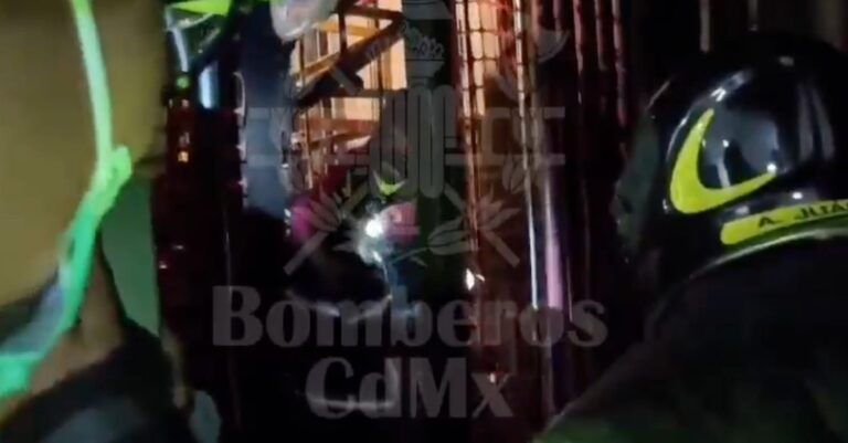 Bomberos rescatan a cuatro personas atrapadas en elevador de la Torre Latinoamericana