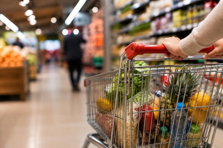Confianza del consumidor en México repunta ligeramente en abril, pero mantiene caída anual: INEGI