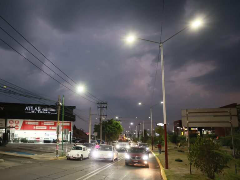 Ecatepec ilumina avenida que permaneció casi 20 años en penumbras en Las Américas
