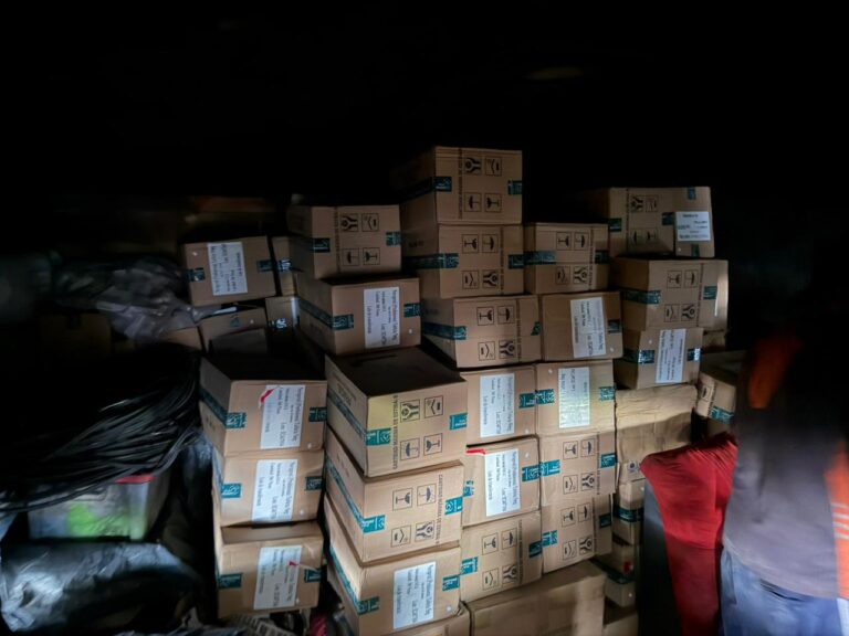 Hallan casi medio millón de pastillas controladas en bodega improvisada bajo puente en Iztapalapa