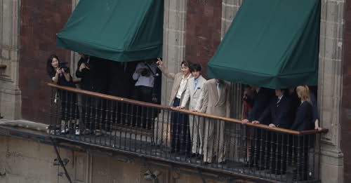 BTS saluda desde balcón de Palacio Nacional tras reunión con Claudia Sheinbaum