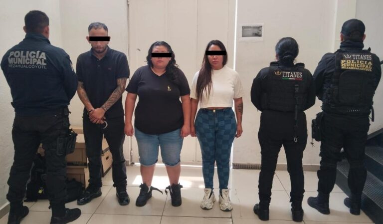 Persecución en Nezahualcóyotl termina con tres detenidos y aseguramiento de un fusil