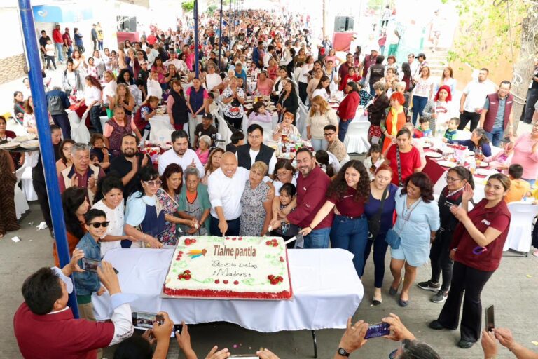 Miles de madres abarrotan plazas y deportivos en festejos organizados en Tlalnepantla Miles de madres abarrotan plazas y deportivos en festejos organizados en Tlalnepantla