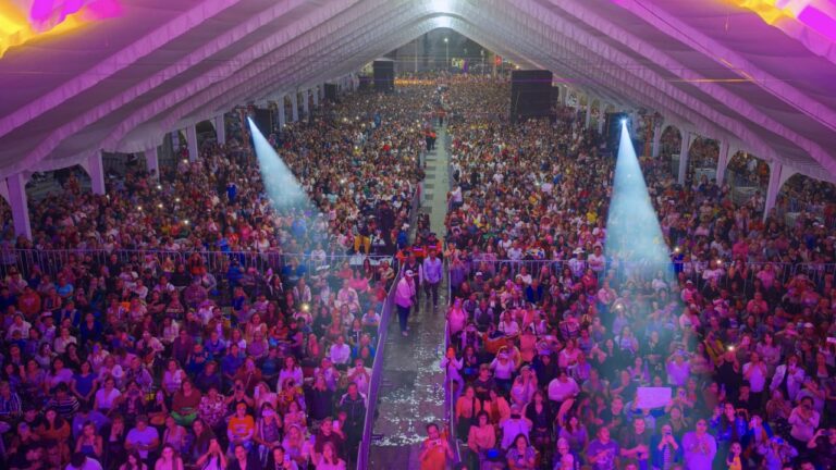 Lucero reúne a más de 50 mil personas en festejo por el Día de las Madres en GAM Lucero reúne a más de 50 mil personas en festejo por el Día de las Madres en GAM