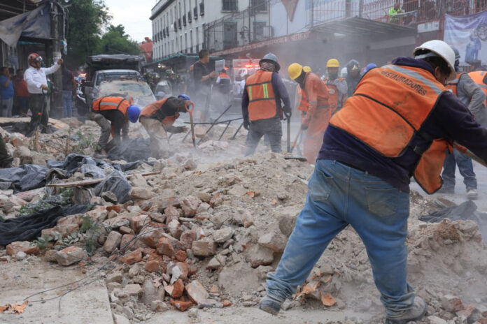 Desplome de fachada sobre microbús deja cuatro lesionados en el Centro de la CDMX