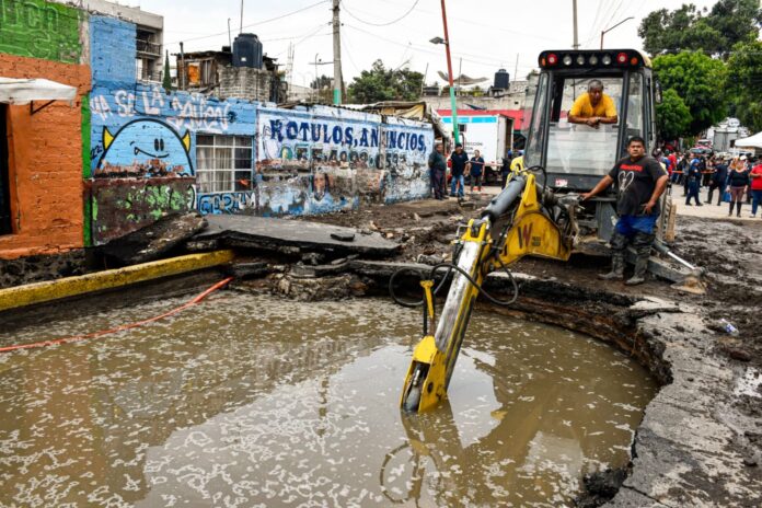Mega fuga de agua en Iztapalapa provoca anegaciones