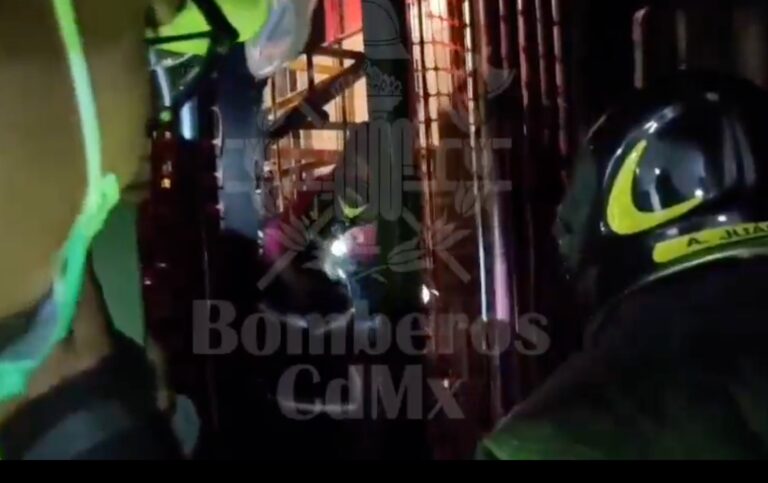 Bomberos rescatan a cuatro personas atrapadas en elevador de la Torre Latinoamericana