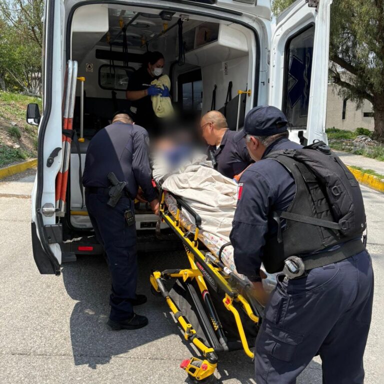 Policías improvisan camilla y ayudan a mujer a dar a luz en zona alta de Ecatepec Policías improvisan camilla y ayudan a mujer a dar a luz en zona alta de Ecatepec