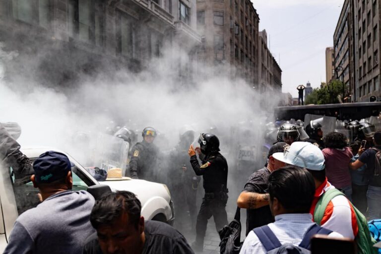 CNTE instala plantón indefinido en el Centro Histórico tras choque con policías en CDMX