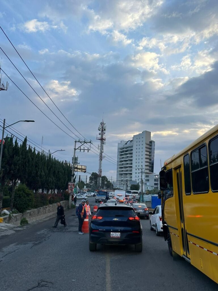 Huixquilucan habilita carril reversible en Río Hondo para reducir tráfico hacia Naucalpan e Interlomas Huixquilucan habilita carril reversible en Río Hondo para reducir tráfico hacia Naucalpan e Interlomas