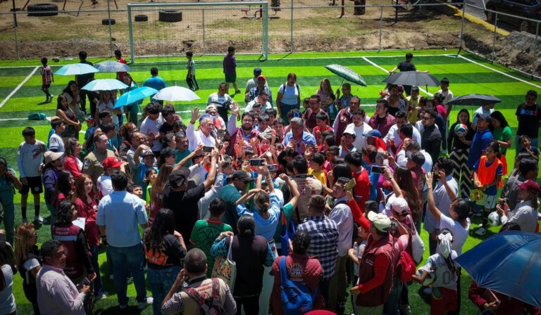 Recuperan cancha abandonada en la México 68 y la convierten en espacio deportivo de pasto sintético