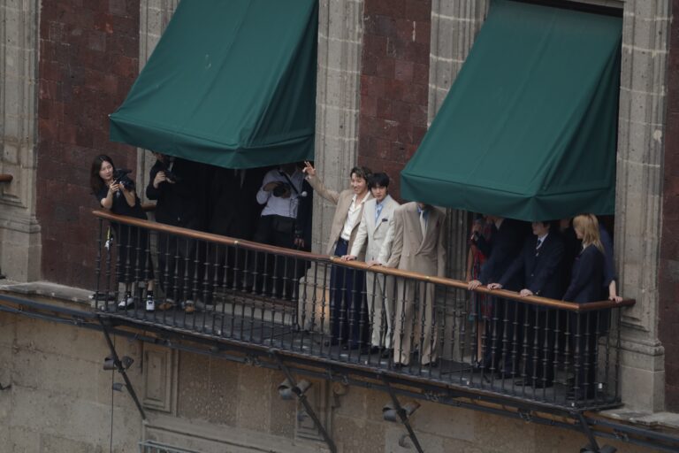BTS saluda desde balcón de Palacio Nacional tras reunión con Claudia Sheinbaum